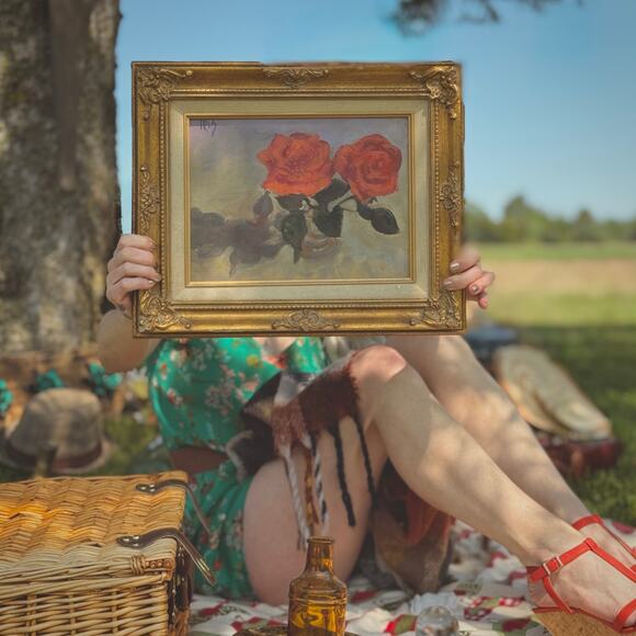 VTG Oil Painting of Two Roses Framed in Ornate Gold Frame - Artist Signed “IRIS” - Picture 7 of 9